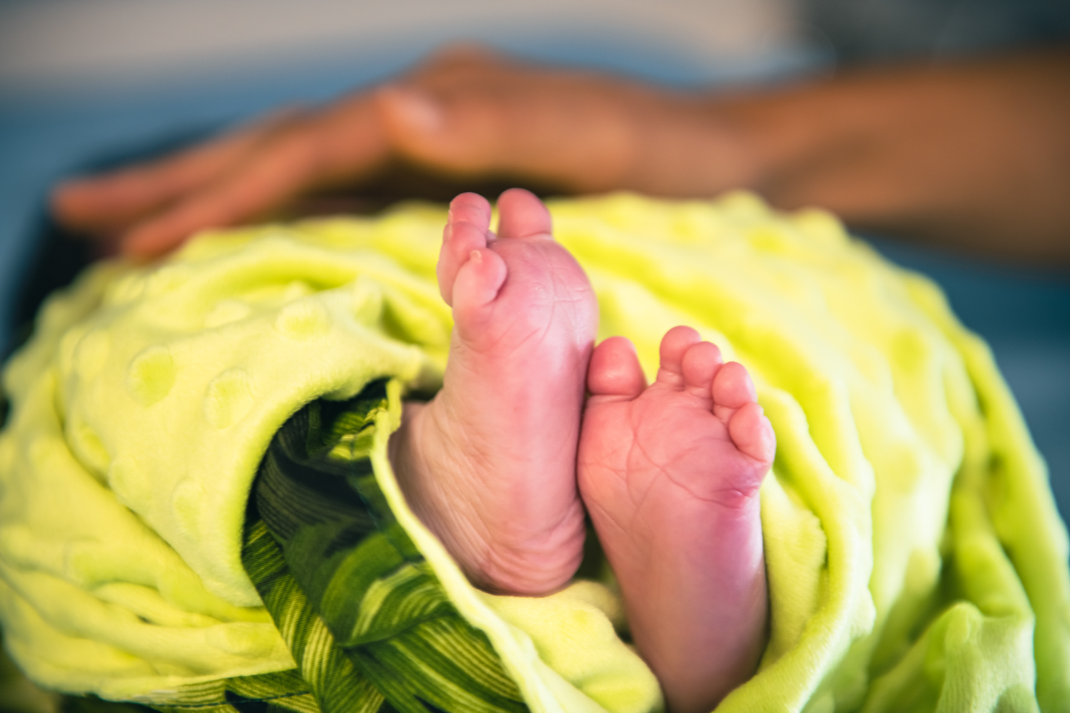 Les petits pieds d’un nouveau-né enveloppé dans une couverture